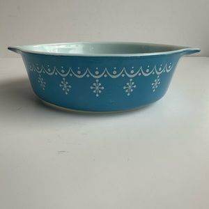 Vintage Pyrex casserole dish💙 snow flake garland